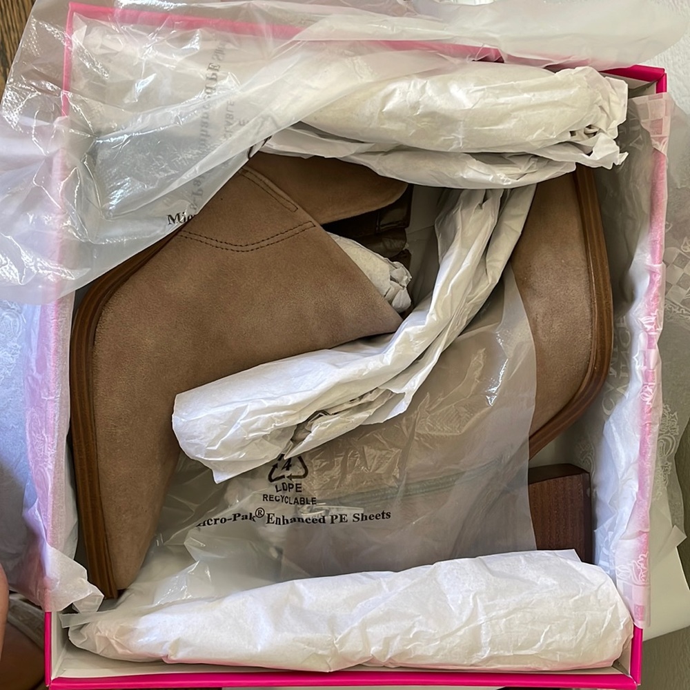 Vince Camuto Ankle Booties Suede Upper Chunky Foxy Sz 8 - Picture 2 of 9
